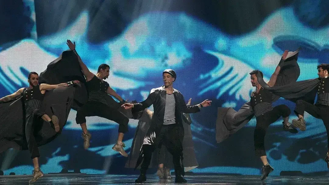 2012 - Kim Bilebilirdi Bu Dinleyeceğimiz Son Şarkı olacak: Love Me Back