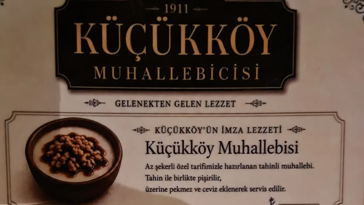 Ayvalık Küçükköy Muhallebicisi'nin imza tatlısı olan tahinli, pekmezli ve cevizli Küçükköy Muhallebisi'nin tanıtım panosu.