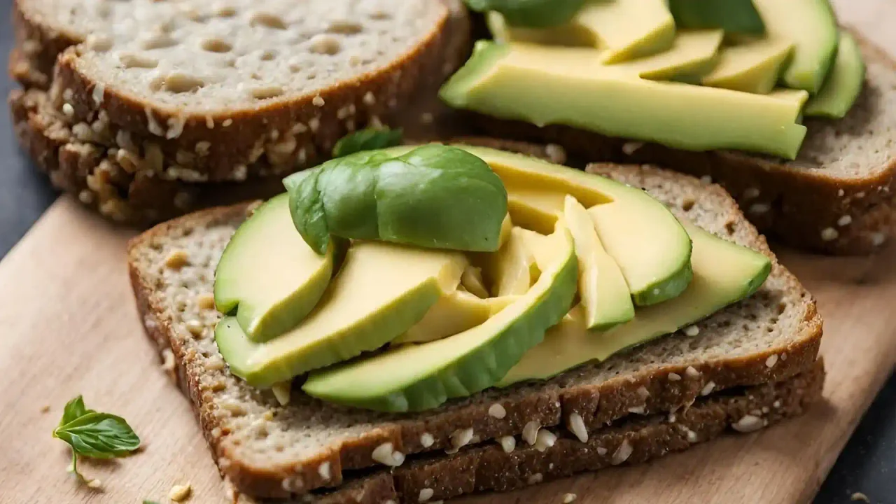 Tam Tahıllı Ekmek Üzeri Peynir ve Avokado