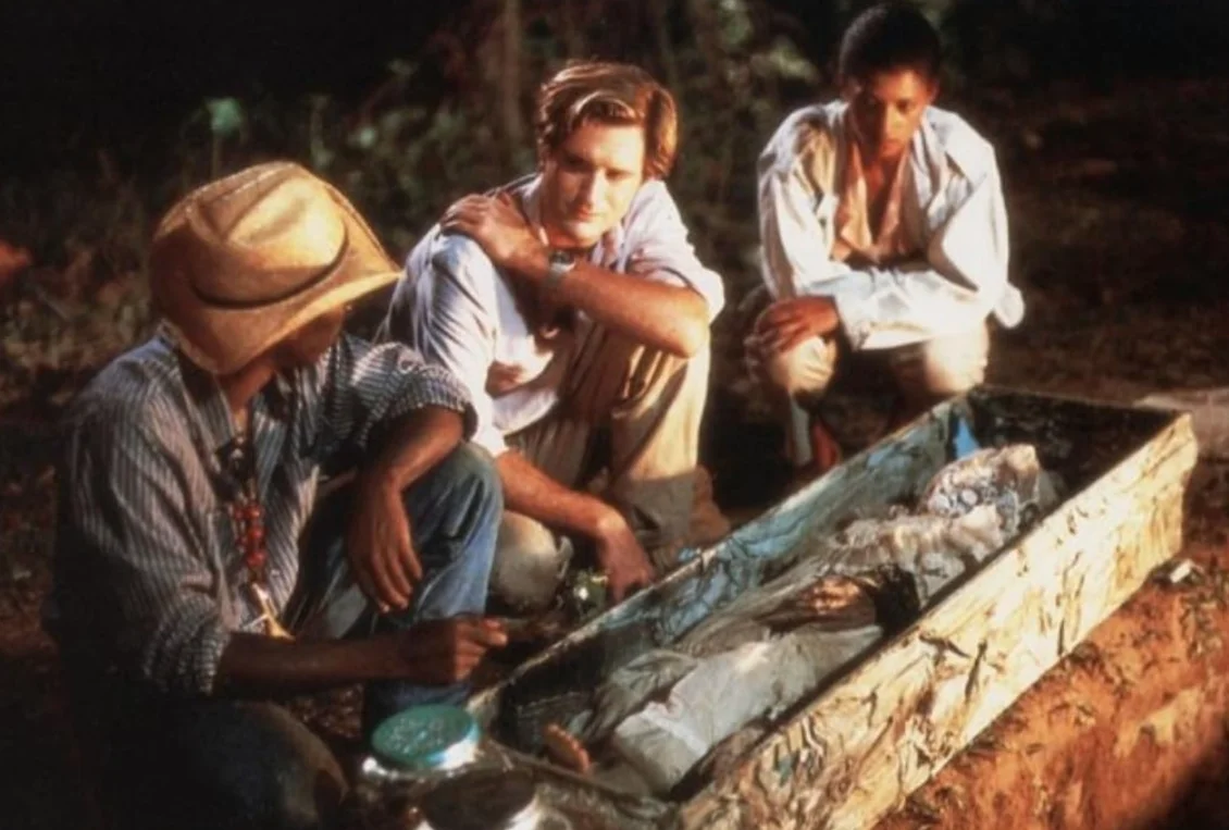 The Serpent and the Rainbow filminde zombi tozunun etkilerine dair bir sahne. Film, Haiti'deki voodoo inanışları ve canlı gömülme efsanelerini konu alıyor.