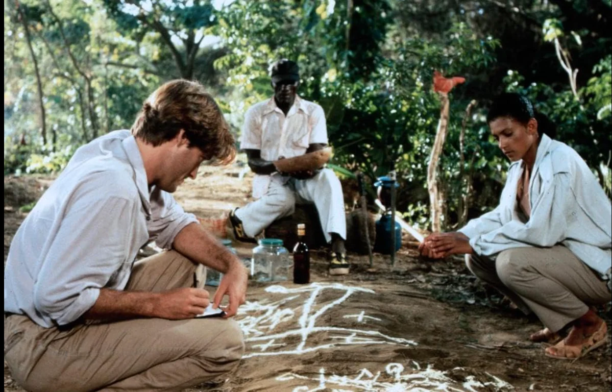Wes Craven, hikâyeyi yalnızca zombi efsaneleriyle değil, rahatsız edici kâbus sekansları ve mistik imgelerle de besliyor.